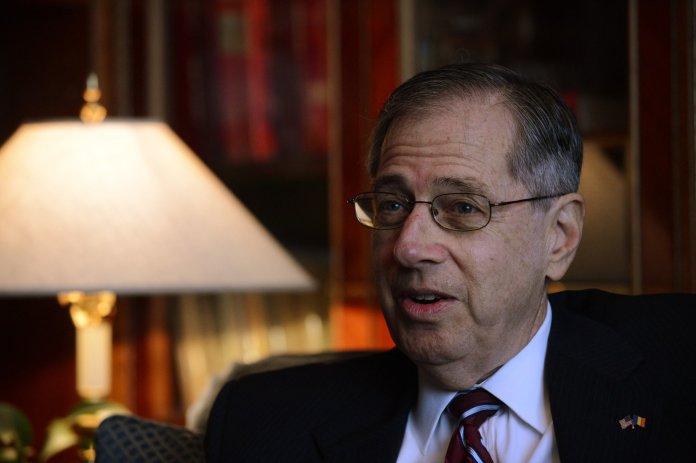 Fostul ambasador al SUA la București clarifică cum vede Moscova și Europa de Est decizia administrației Trump de a retrage trupe din România. Fostul ambasador al SUA la București clarifică cum vede Moscova și Europa de Est decizia administrației Trump de a retrage trupe din România.