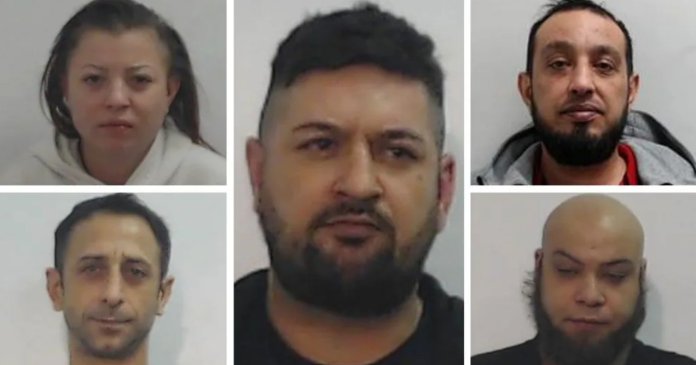 Un grup de români, condamnat la zeci de ani de detenție în Scoția pentru abuz și trafic sexual Un grup de români, condamnat la zeci de ani de detenție în Scoția pentru abuz și trafic sexual. „Deoarece nu produci bani, petreci întreaga zi în copac”