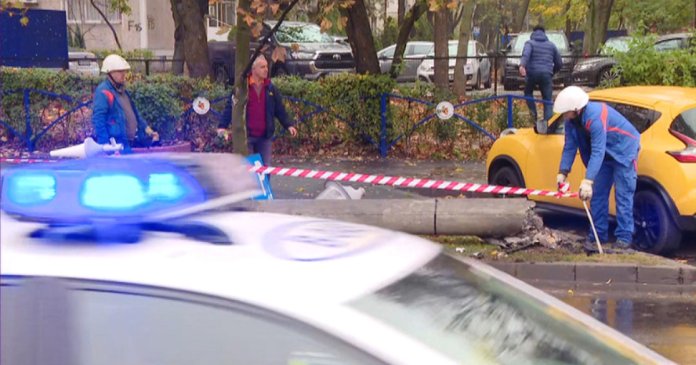 Incident major în București: Un stâlp electric s-a prăbușit pe bulevard în urma coliziunii cu un vehicul. O persoană a fost rănită.