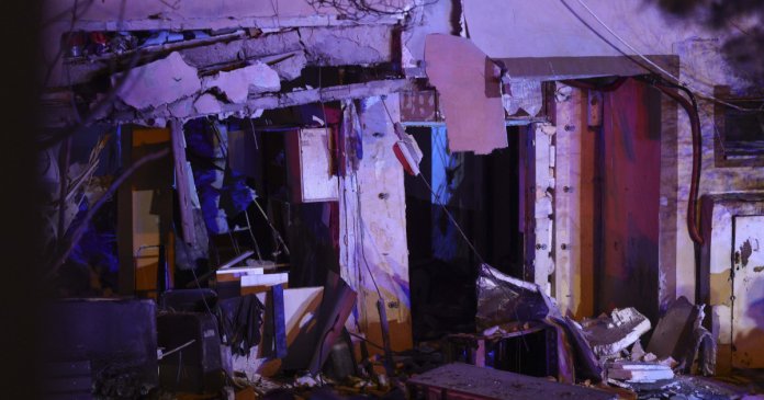 Timpul colapsului tavanului dintre parter și primul etaj al clădirii deteriorate de explozie din Buftea