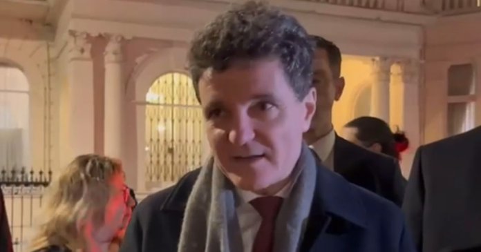 Locuitorii români din Londra l-au primit pe președinte la ambasadă: „Nicușoare, nu mai sta, protejează Justiția”. Mesajul comunicat de președinte