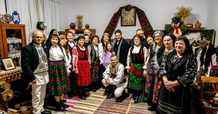 Nicușor Dan a aniversat Crăciunul în localitatea bunicilor săi. Răspunsul comunității la sosirea președintelui.