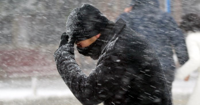 Vreme severă în România: Alertă galbenă în 23 de județe și alertă portocalie de viscol la munte, cu vânturi de până la 140 km/h