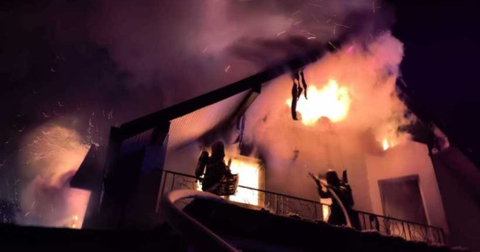 Pompierii au acționat în noaptea de Revelion pentru a stinge incendiile. Cel mai serios incident a avut loc într-un apartament din Sectorul 6 al Capitalei: șase persoane au fost rănite.