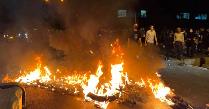 Protestele din Iran se intensifică: 38 de decese, 950 de ofițeri de poliție răniți. „Dacă doresc să ne împuște, s-o facă! Ne-am săturat”