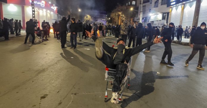 Represiune drastică a manifestațiilor în Iran. Donald Trump susține că armata americană evaluează „opțiuni puternice” împotriva Teheranului.