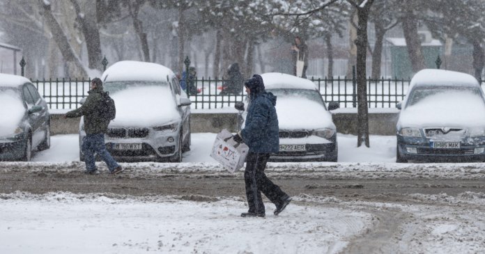 Vreme severă în țară: instituțiile iau măsuri pentru curățarea zăpezii și remedierea defectelor. Comandamentul de iarnă de la MAI a fost convocat.