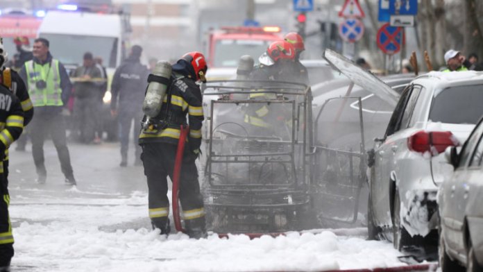 Incendiu catastrofal în Sectorul 6 al Capitalei: numeroase automobile sunt în flăcări. O persoană decedată și una rănită. Acțiune de urgență.