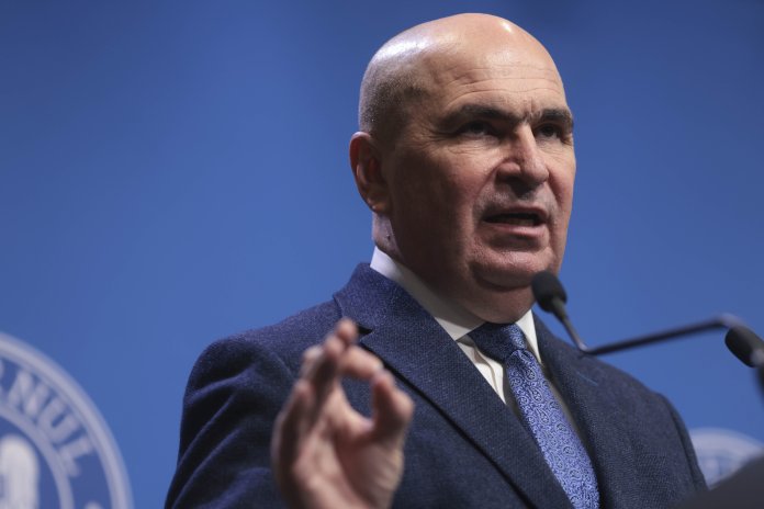 Reacția premierului Bolojan după ce un cadru universitar a distrus în direct la TV diploma sa de doctorat: „Diplomele nu ne sunt deficitare”