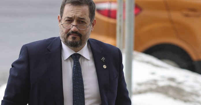 Un concurent s-a retras din cursa pentru șefia DIICOT. Bogdan Pîrlog își înaintează candidatura și pentru poziția de...