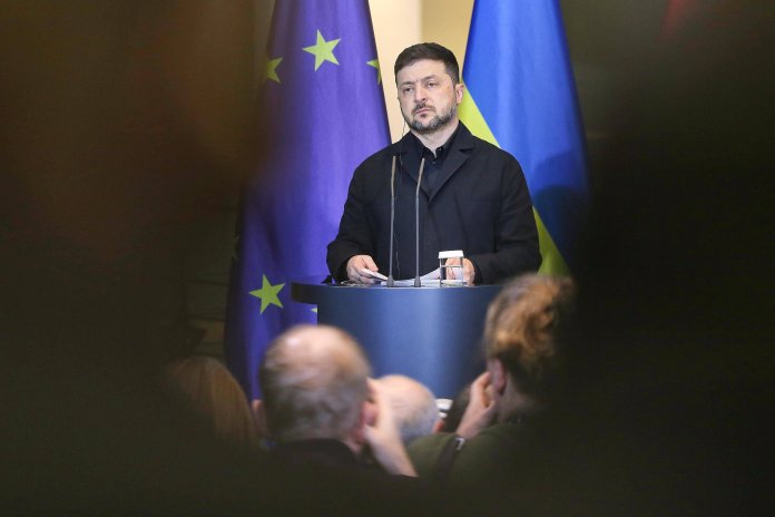 Un nou pariu al Kievului pe timpul conflictului: Zelenski mută sectorul armamentului în Europa.