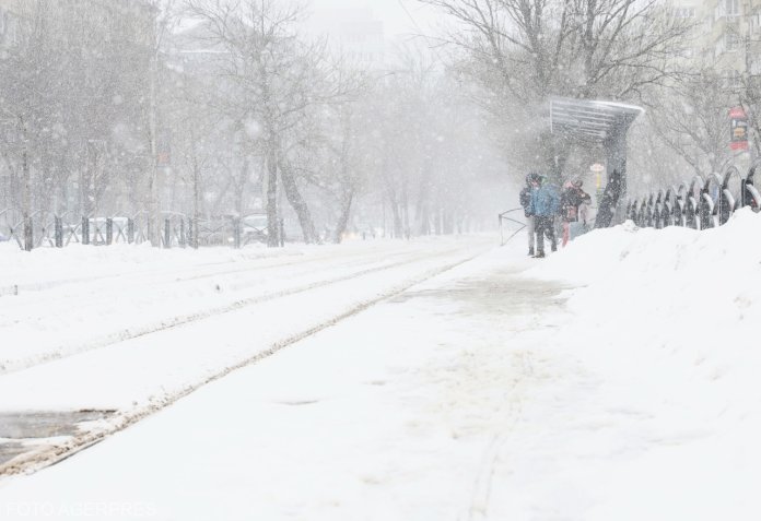 Unde va ninge puternic în orele ce urmează. Comunicat de ultim moment de la ANM / Situația circulației pe șoselele din România. Detalii despre Gara de Nord.