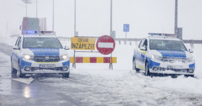 Viscolul a afectat 16 județe și București: Arbori doborâți, vehicule deteriorate. Traficul pe anumite drumuri este restricționat.