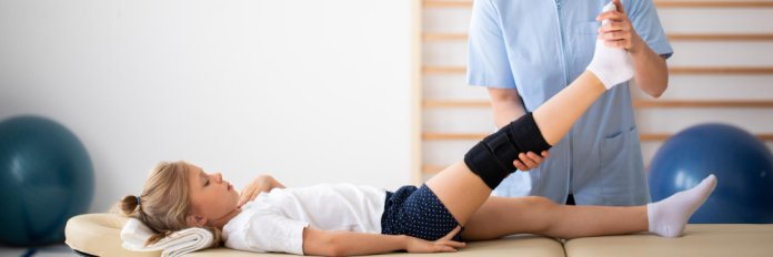 Cât timp trebuie purtate ortezele sau hamurile și ce rol are kinetoterapeutul în acest proces?