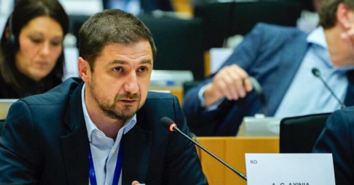 „A fost hilar cum au încercat să ne elimine etichetele”. Eurodeputat AUR, referitor la negocierile...