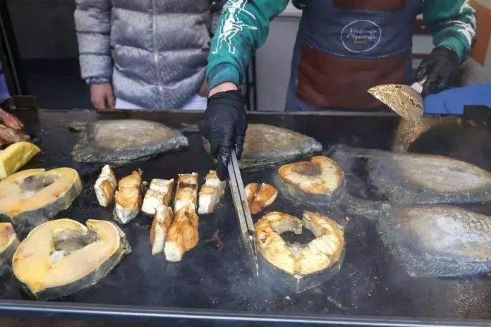 Borș de pește și mici din pește pentru locuitorii Bucureștiului. Costul unui kilogram de cozonac.