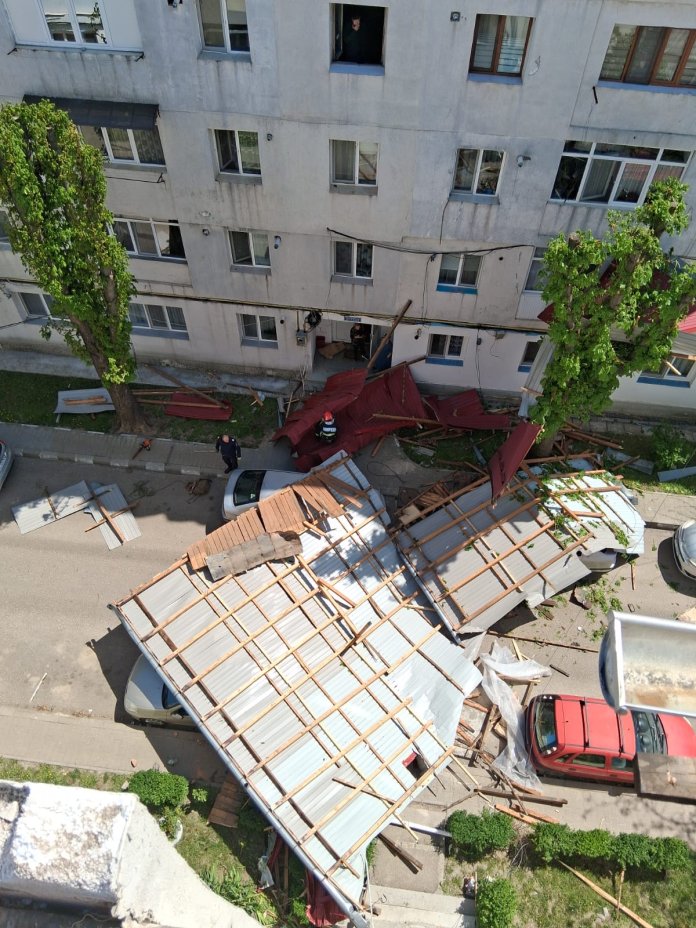 Un bărbat din Huși a murit după ce acoperișul unui imobil s-a prăbușit asupra lui / Vântul provoacă distrugeri în Moldova