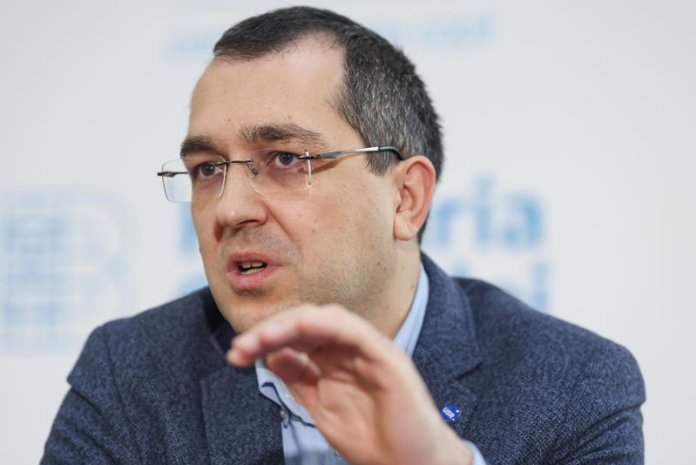 Vlad Voiculescu răspunde după ce România a înfruntat o înfrângere în instanță în litigiul cu Pfizer referitor la vaccinuri și va fi obligată să achite 600 de milioane de euro, incriminând două persoane.