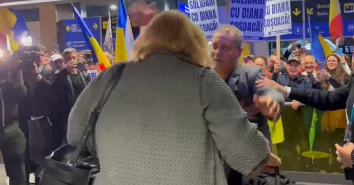 Haos la Aeroportul Otopeni la revenirea Dianei Șoșoacă în țară, după ce a fost...