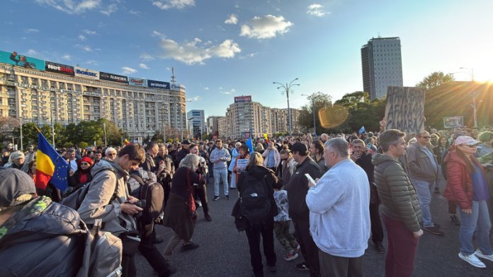 Proteste în sprijinul lui Bolojan în București și Oradea cu două zile înainte de moțiunea de cenzură a AUR...