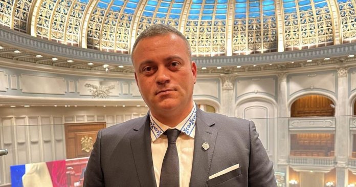 Un parlamentar a abandons grupul PSD pentru a se uni cu PNL. La început, a fost selectat pe listele formațiunii...