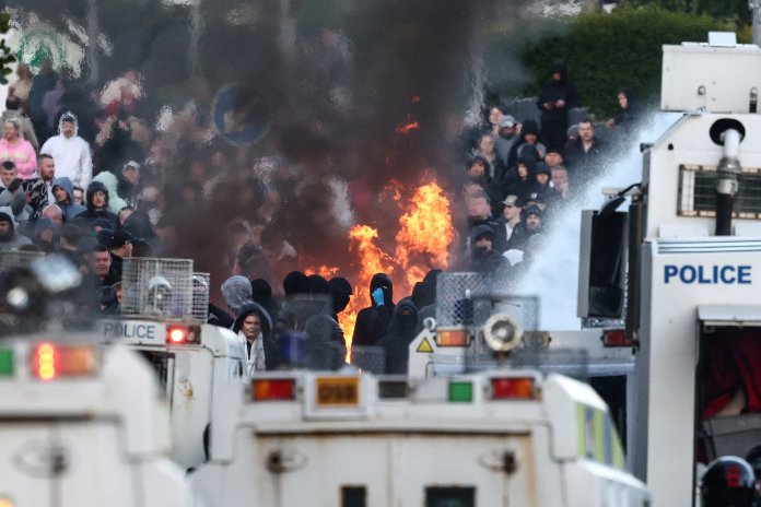 MAE comunică faptul că toți românii implicați în protestele din Belfast au fost mutați temporar.