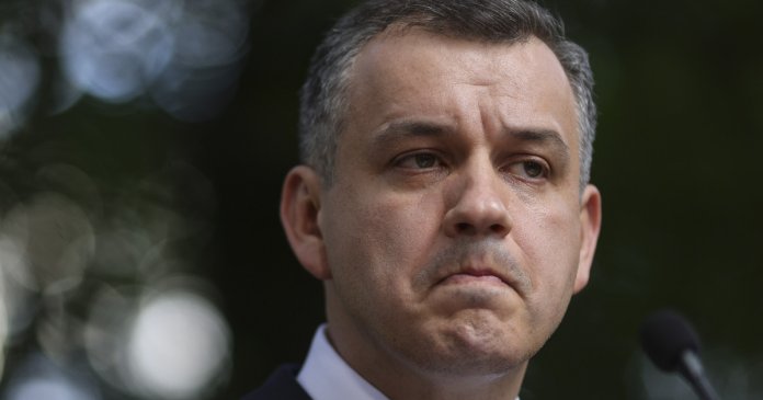 Prima „abandonare” din Executivul propus de Tomac, înainte de vot: Adrian Papahagi renunță...