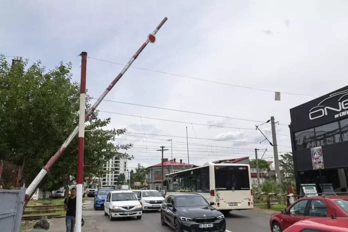 Femeia care înalță manual o barieră de tren de 36 de ani. O fotografie ce ilustrează condiția infrastructurii din România.