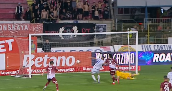 Haos complet la FC Botoșani - Rapid! Două verificări VAR, două cartonașe roșii și un penalty realizat după opt minute.