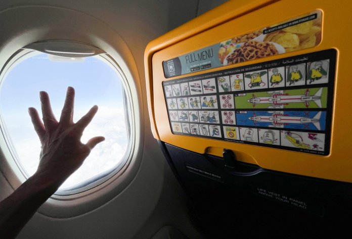 Incident înfricoșător pe un zbor Ryanair: explozie la motor și fereastră distrusă, un bărbat capturat pentru a nu fi tras afară „Capul și umerii îi erau afară prin hublou”