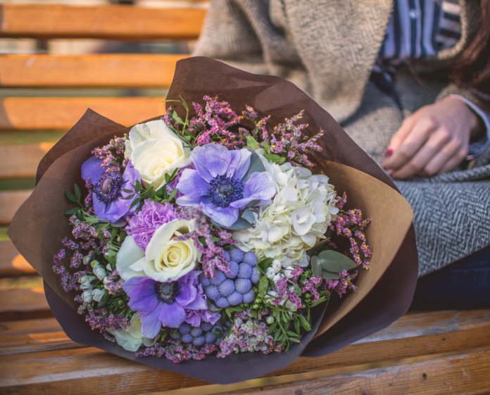 Ce simbolizează un buchet de flori violet
