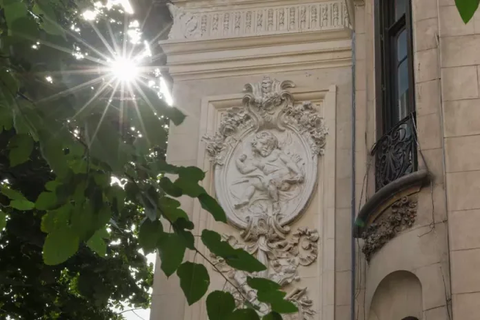 Palatul Cantacuzino, o adevărată comoară a Bucureștiului, se luptă cu efemeritatea timpului, în timp ce procesul de restaurare rămâne încremenit.