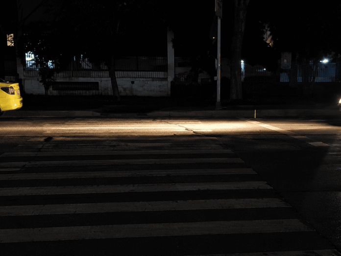 Primul oraș important din România care suspendă iluminatul public după miezul nopții. Hotărârea, contestată dintr-o viziune „suveranistă”