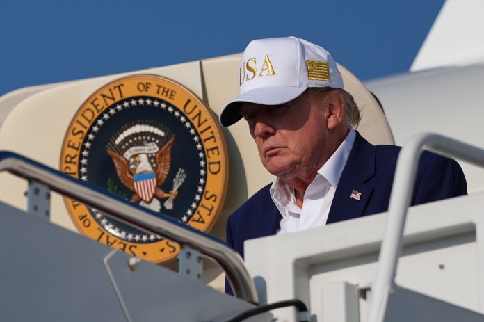 Trump s-a camuflat într-un cărucior de catering pentru a se îmbarca într-un avion clandestin de la summitul din Turcia, conform strategiei Secret Service.