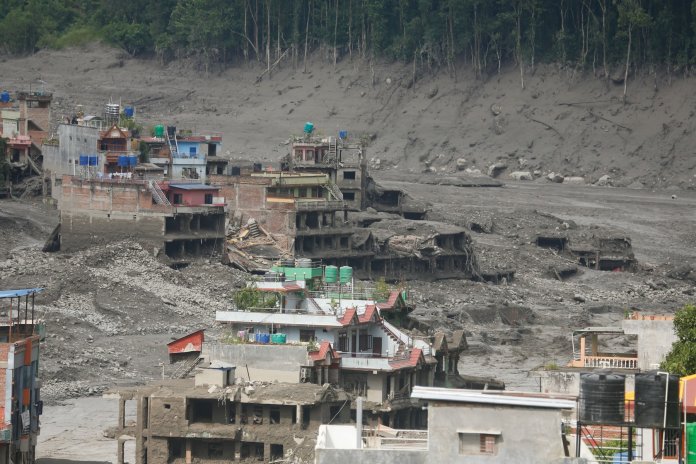 Un ghețar s-a prăbușit, provocând un seism de 5,2, care a dus la inundații catastrofale în Nepal și Tibet: sate „erase de pe hartă”, sute de decese și 1.000 de persoane dispărute.