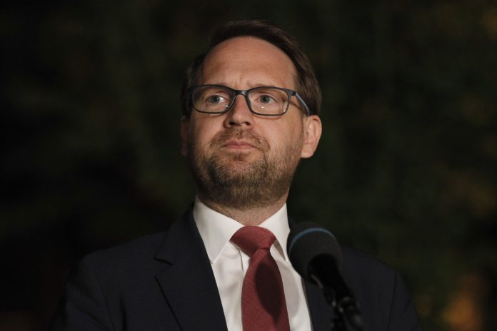 USR acuză CCR de „violare a Constituției”. Fritz: „Putem avea încredere: CCR-PSD a explicat că pedeapsa nu se referă la mine, ci la mandatul meu”